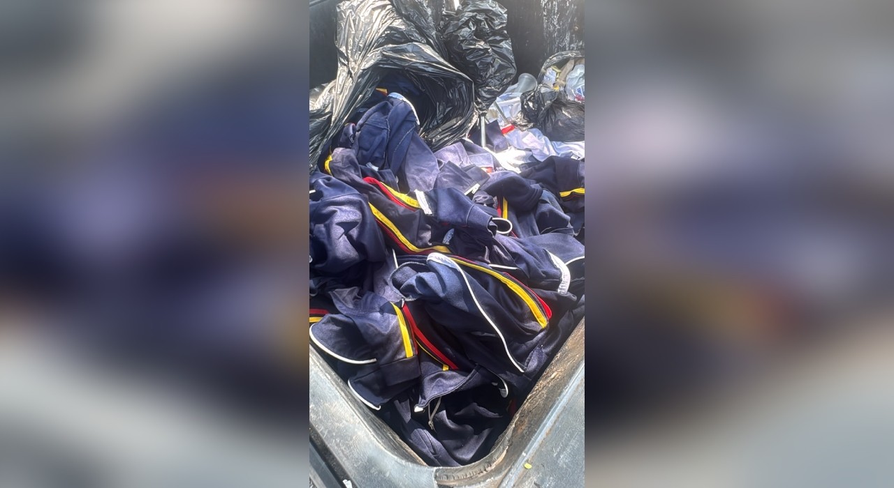 Uniformes escolares municipais são achados no lixo e com brasão recortado em Sorocaba