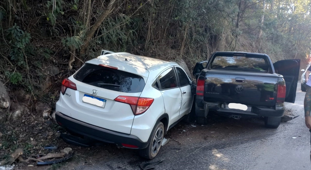 Homem tem a caminhonete roubada, persegue o suspeito e acaba ferido em acidente com três veículos 