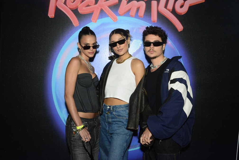 Bruna Marquezine, Sasha Meneghel e João Figueiredo no 3º dia do Rock in Rio 2022 — Foto: Webert Belicio/Agnews