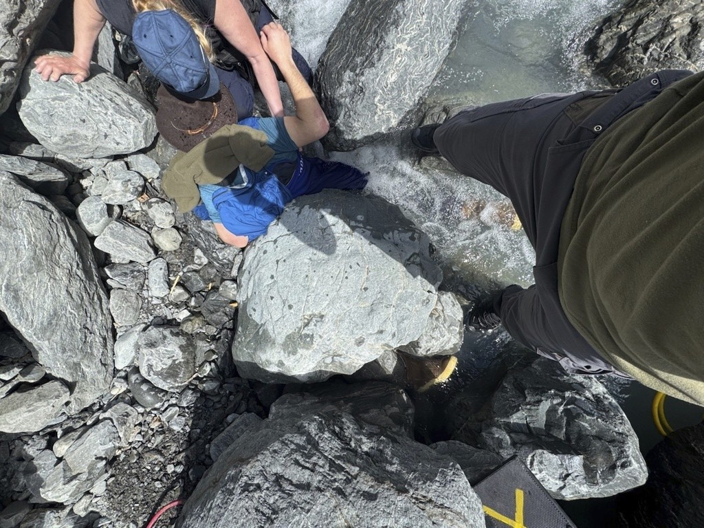 Homem sobrevive após ser esmagado por pedra de 318 kg e ficar preso com o rosto na água, nos EUA