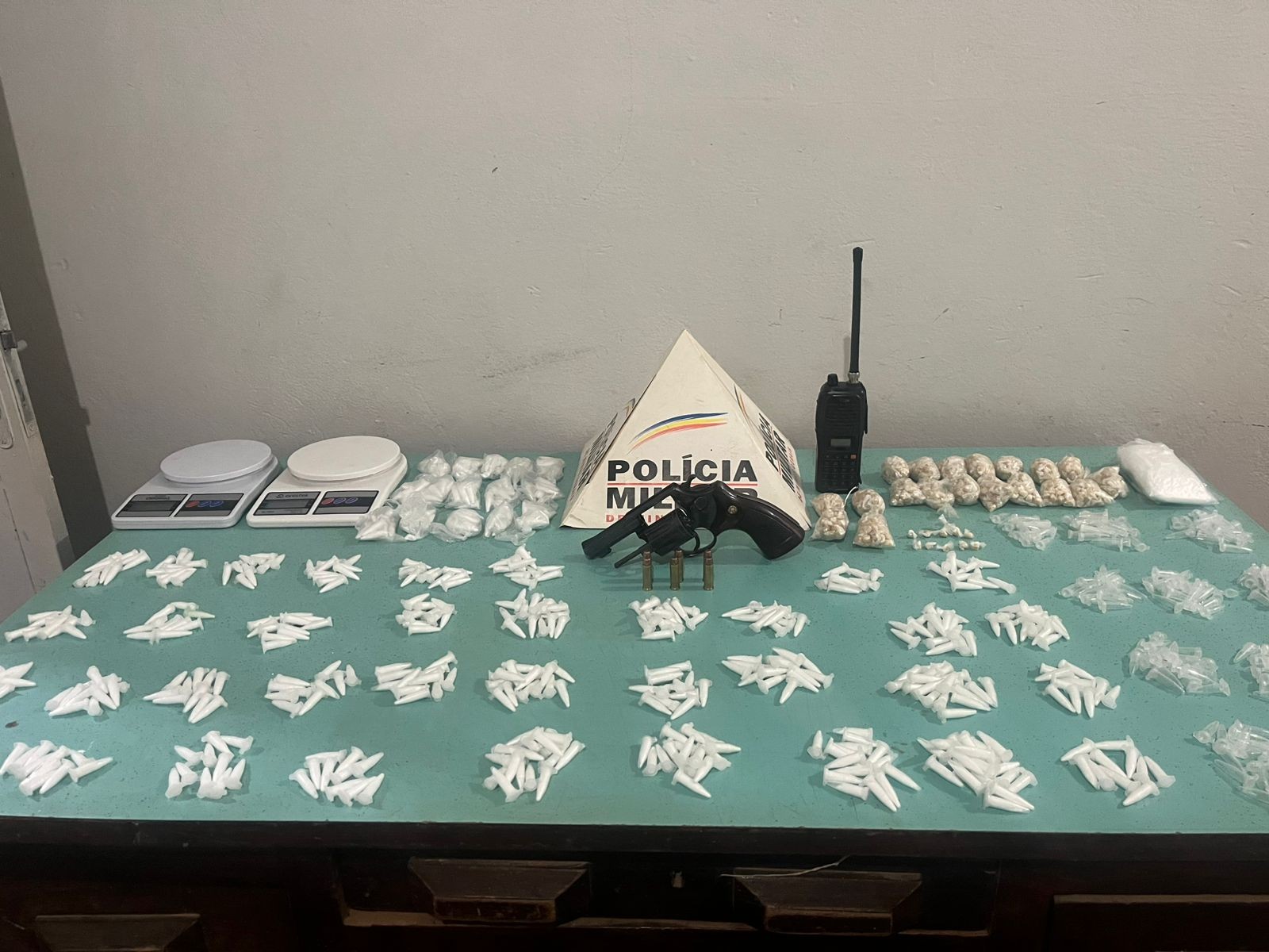 PM prende três e apreende drogas, arma, munições e moto em Jequitaí