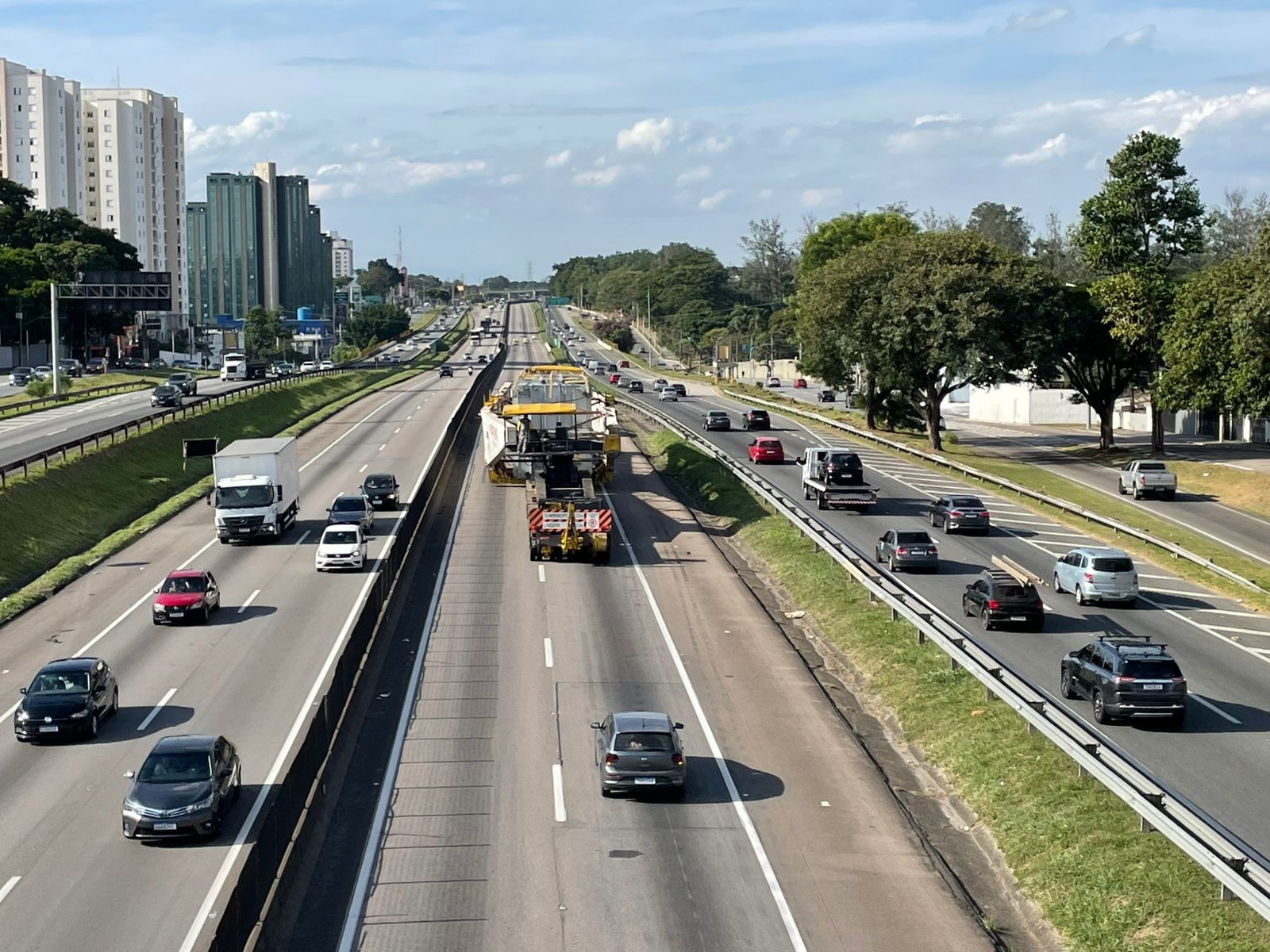 Mais de 100 metros de comprimento, 300 pneus e comboio policial: saiba como está sendo feito o transporte de carga de 600 toneladas na Dutra