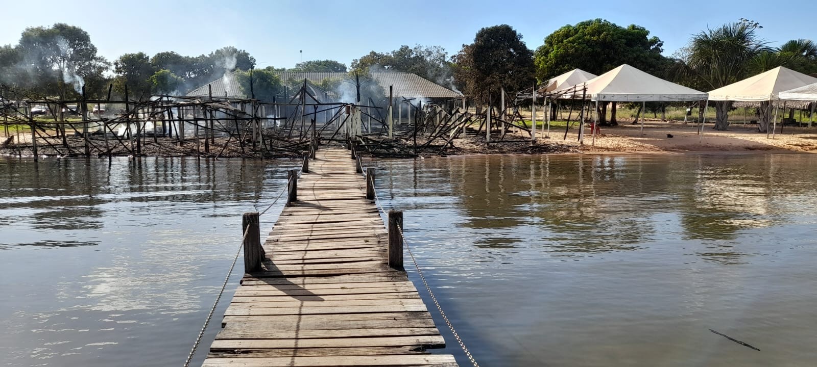Incêndio destrói barracas da Praia dos Buriti e comerciantes lamentam: 'Era meu sustento'