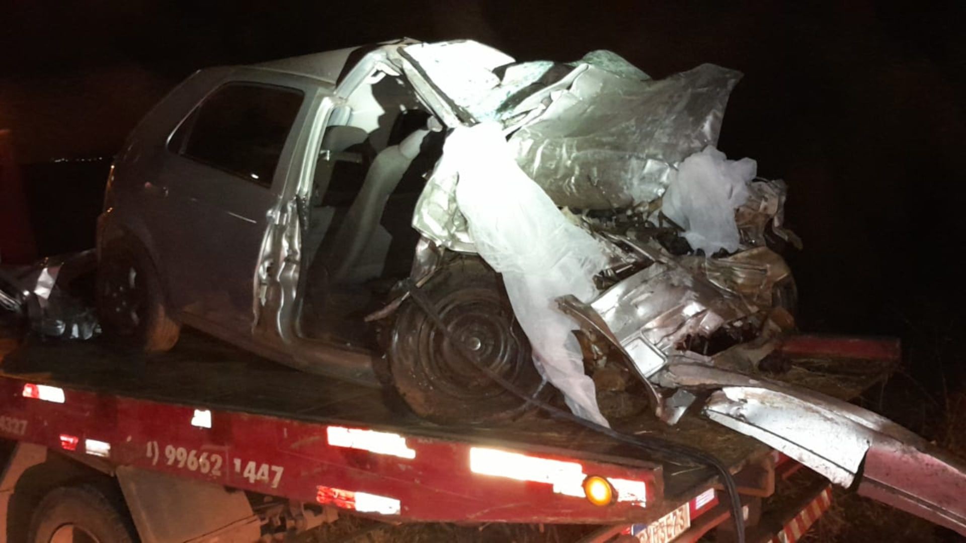 Carro invade contramão e casal morre em batida frontal com caminhão na MGC-452