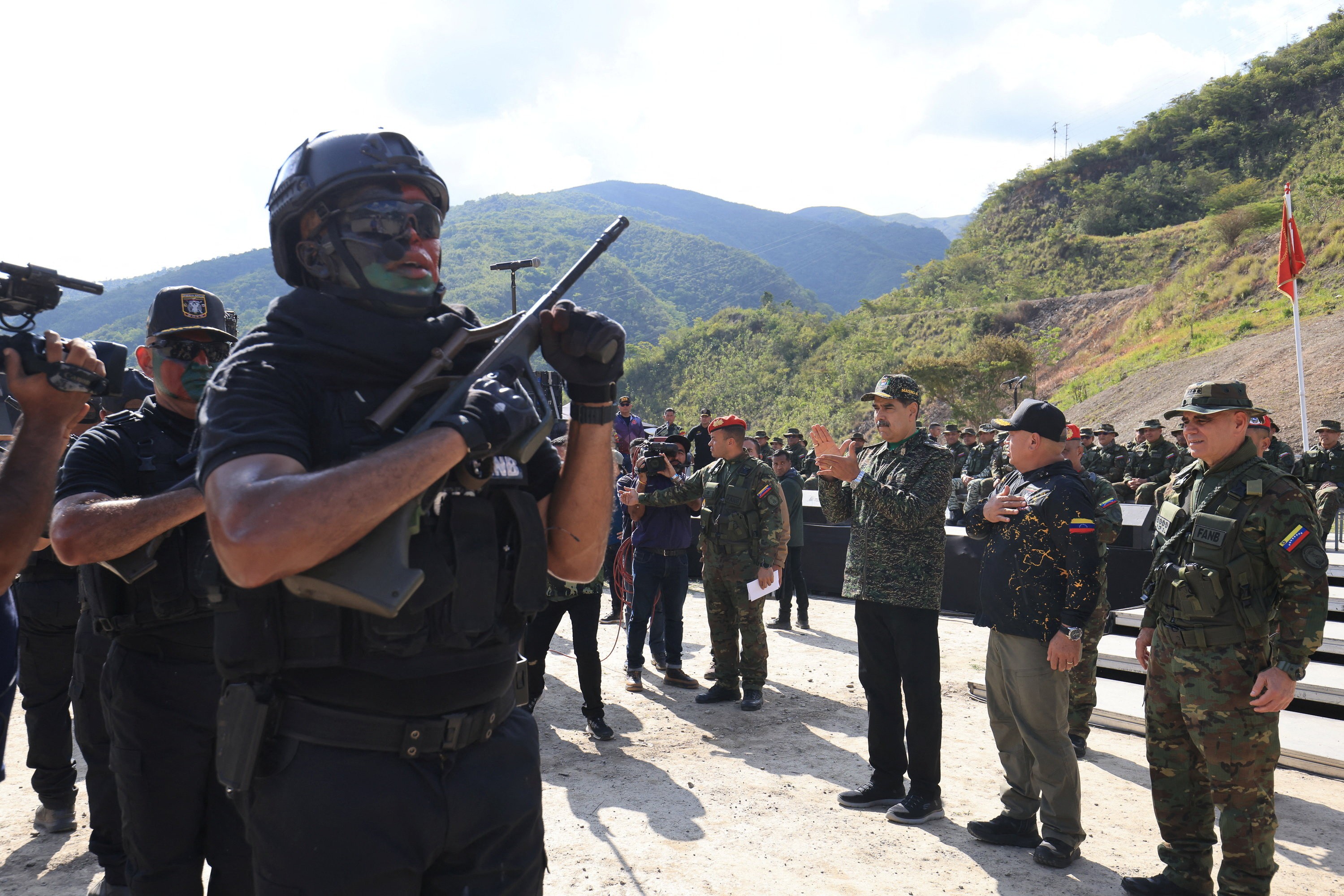 Maduro aparece de farda militar e fala em 'defender a soberania' em meio a crise com os EUA