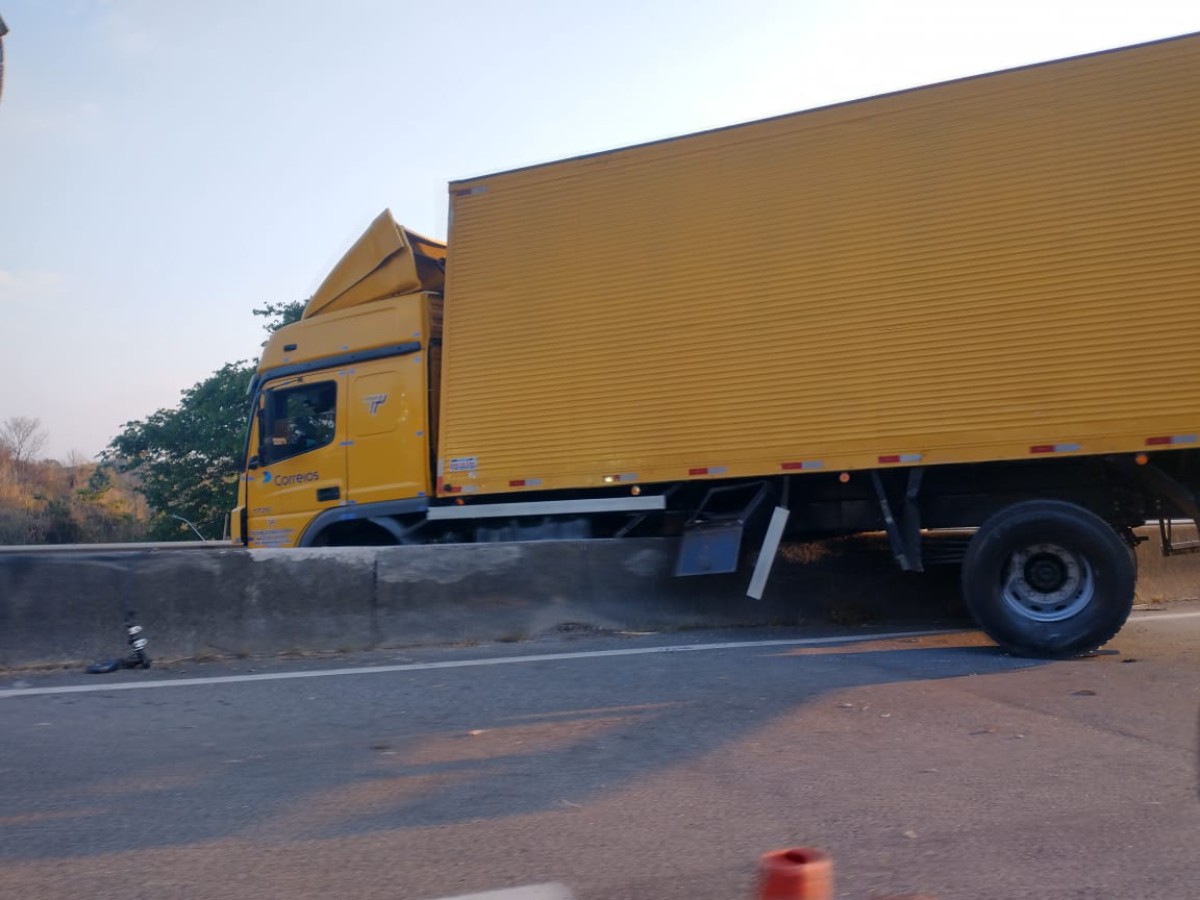 Motorista fica ferido após caminhão atravessar canteiro central da Via Dutra, em Piraí