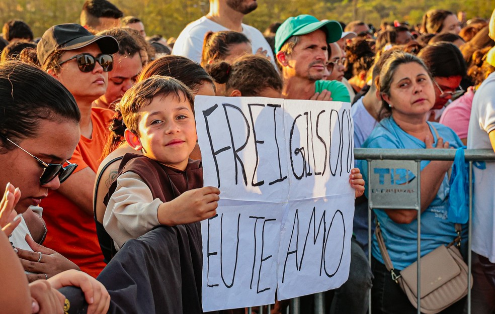 Menino segura cartaz com declaração de amor ao Frei Gilson no Hallel 2025 em Franca, SP — Foto: Nathan