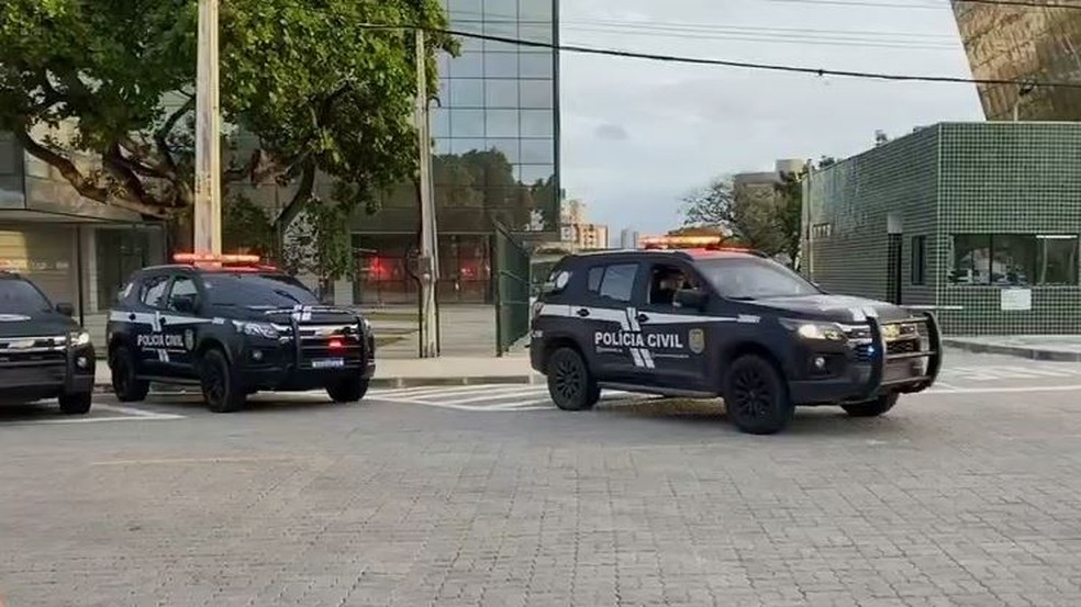 Suspeitos de criarem perfis falsos de revendedoras de motos para aplicarem golpes nas cidades de Jucás, Cariús e Cedro são presos em Fortaleza. — Foto: Polícia Civil/ Divulgação