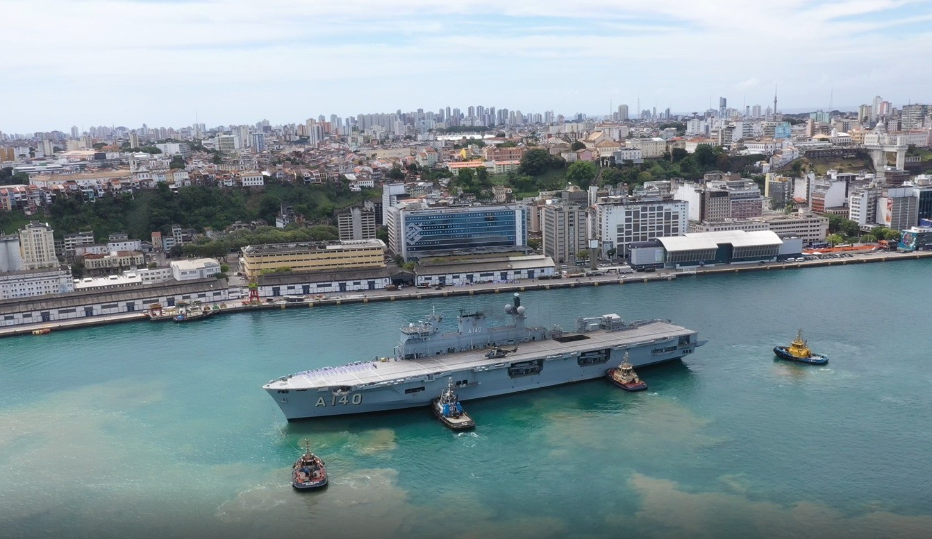 Porto de Salvador recebe maior navio de guerra da América Latina para visitação gratuita; saiba como participar