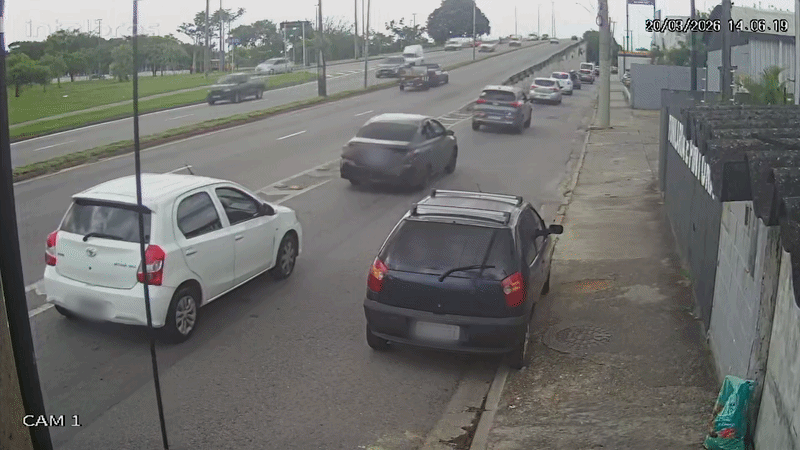 VÍDEO: motociclista é arremessado ao bater na traseira de carro em São José dos Campos, no interior de SP