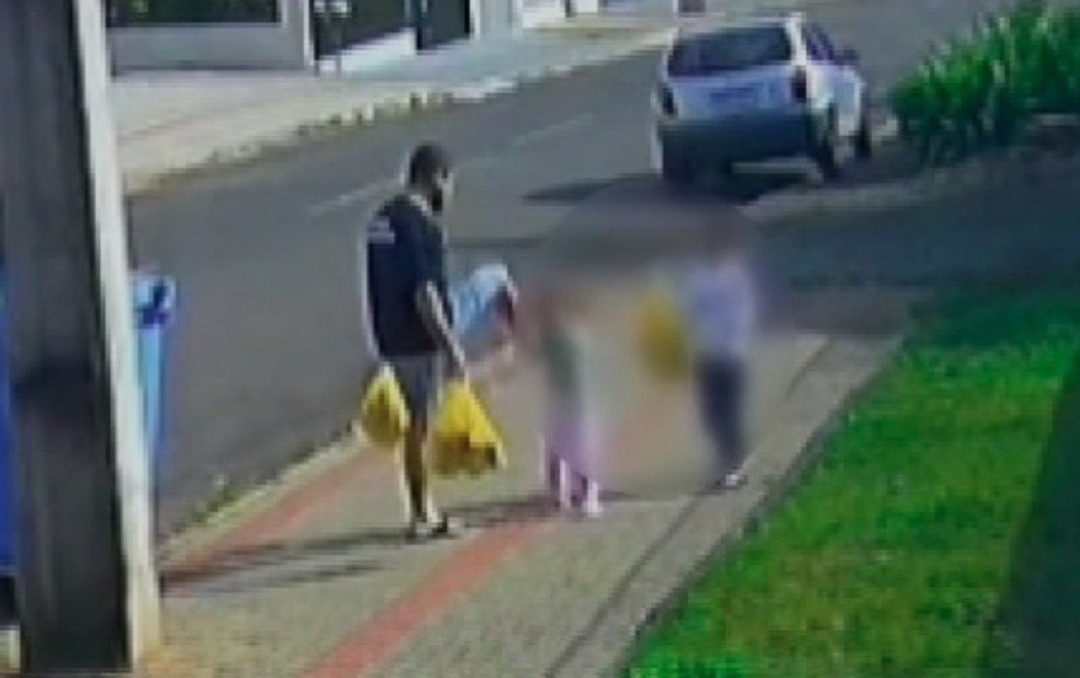 Homem foi filmado chutando a filha de três anos, na rua. — Foto: Reprodução