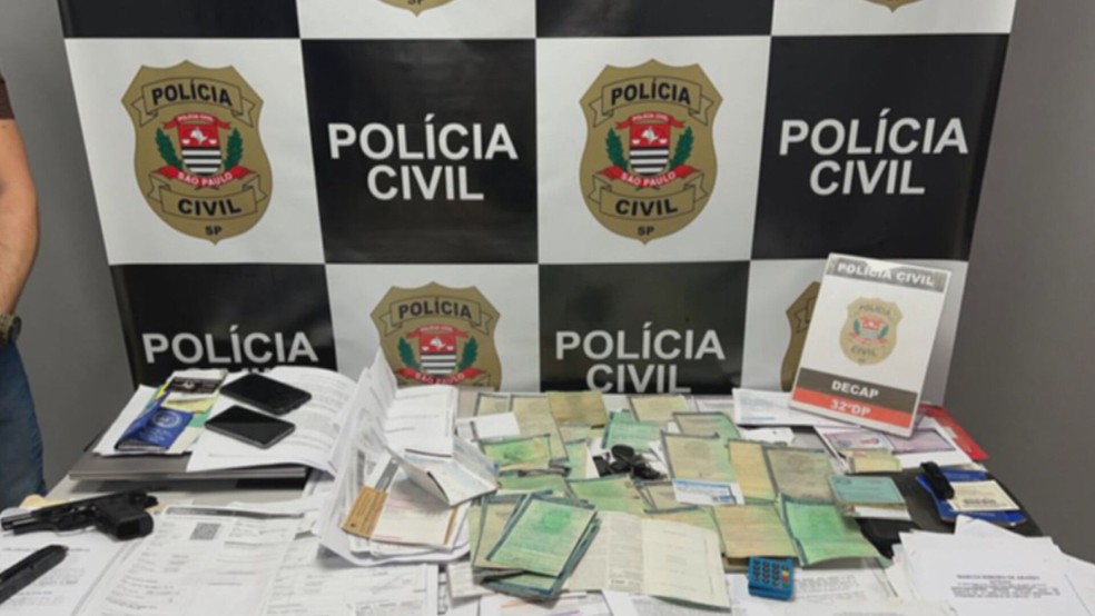Documentos, arma e munição foram apreendidos na casa do escrevente, em São Paulo — Foto: Reprodução/TV Globo