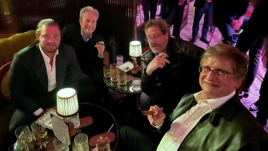 PF acha foto de Gonet com Vorcaro em mesa com uísque e charuto em Londres