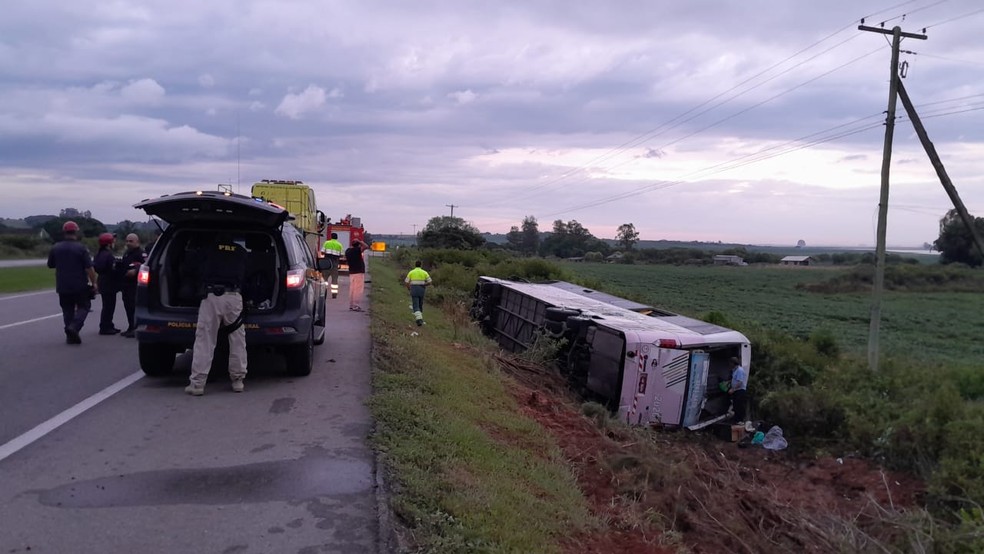 Ônibus de turismo sai da pista e tomba com 42 passageiros na BR-116, no RS — Foto: Divulgação/Ecosul