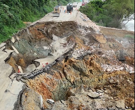 Vídeo mostra exato momento em que novo deslizamento de terra arrasta rodovia para dentro de rio em SC
