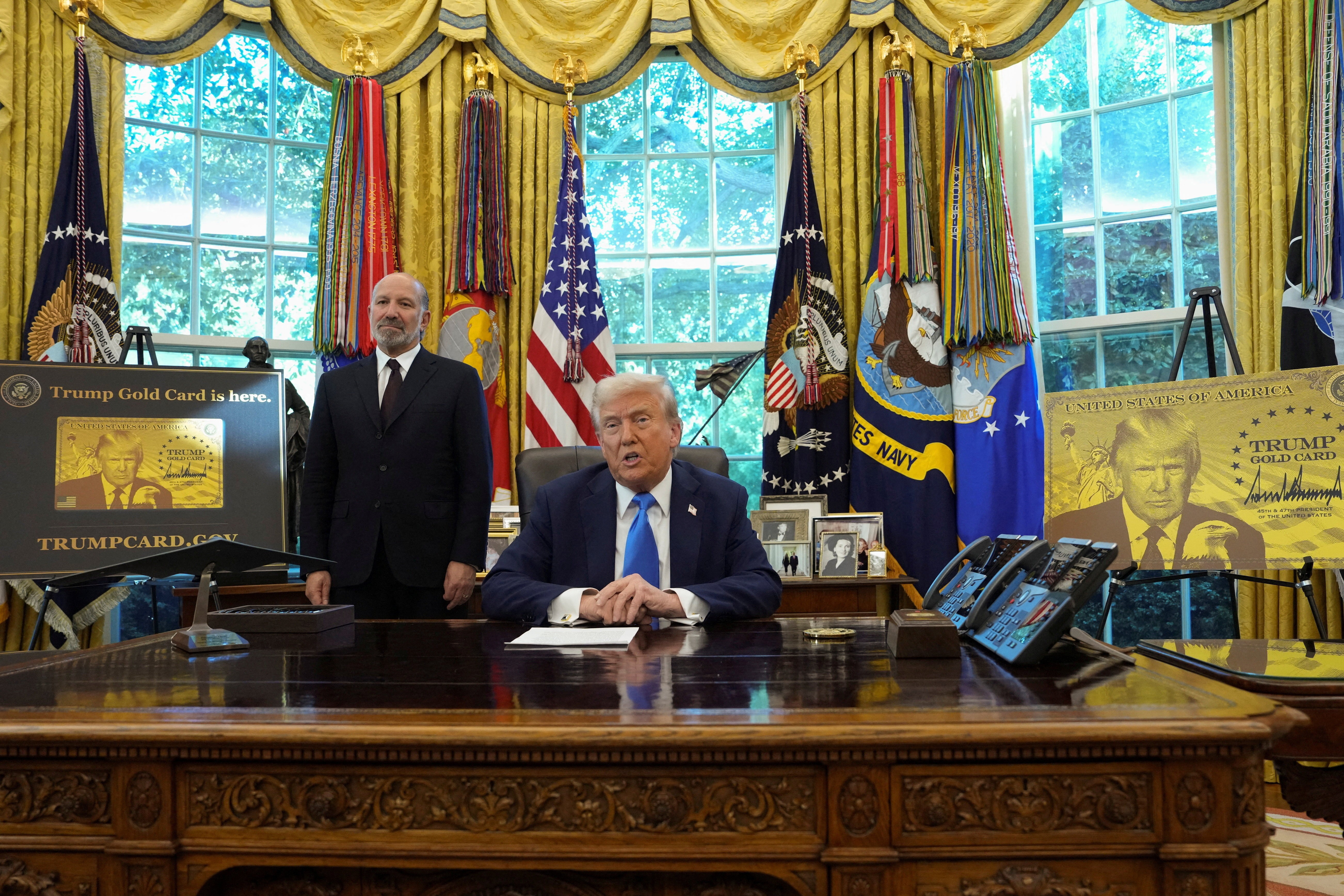 'Gold Card': Trump assina ordem que cria visto de residência no valor de US$ 1 milhão