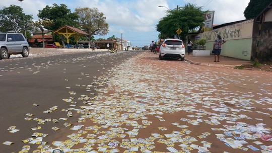 Câmera flagra van lançando santinhos durante a madrugada no Pará