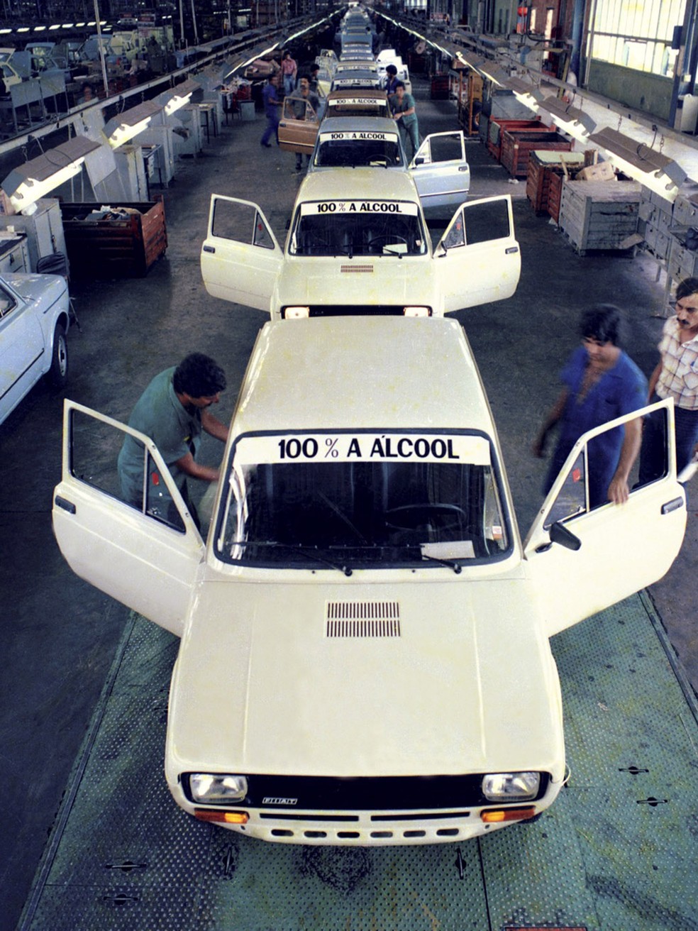 1979, linha de montagem do Fiat 147 movido a álcool em Betim (MG). — Foto: Divulgação / Stellantis