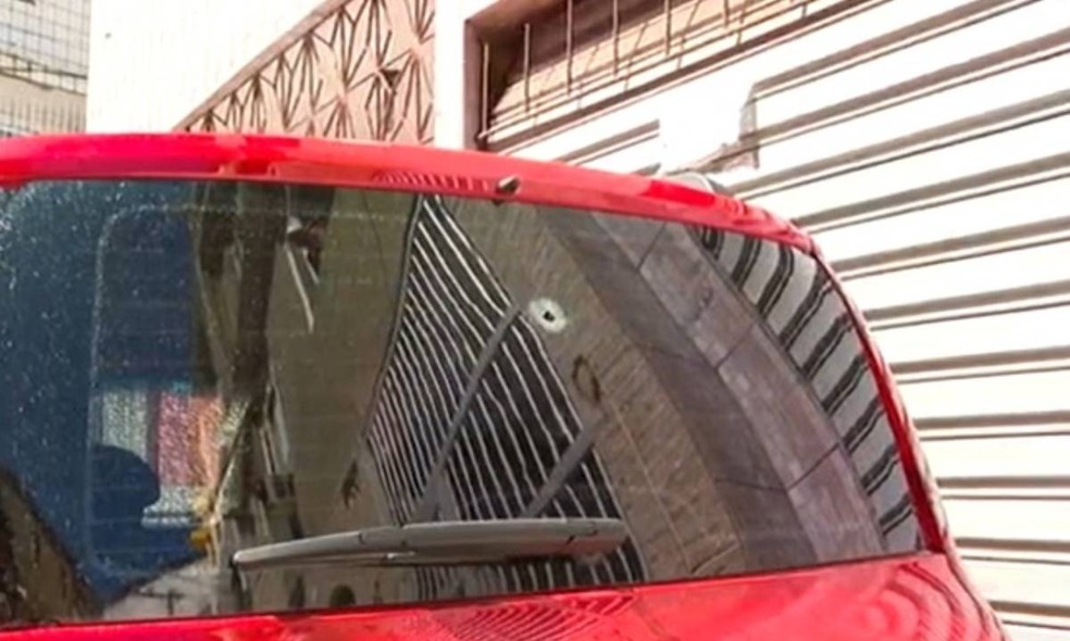 Tiros atingiram carro que estava estacionado em Salvador — Foto: Reprodução/TV Bahia
