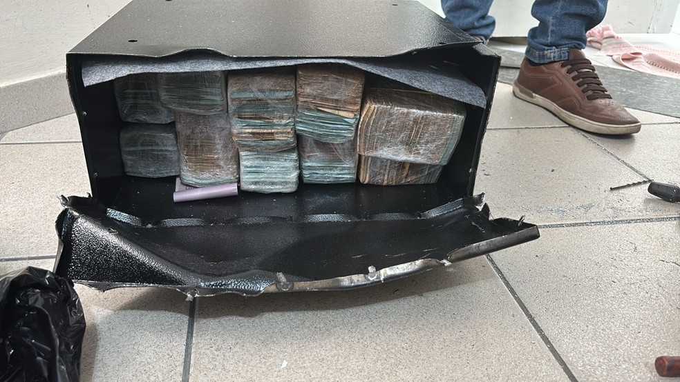 Cofre com dinheiro foi apreendido na casa de policial rodoviário federal em Feira de Santana — Foto: Arquivo Pessoal
