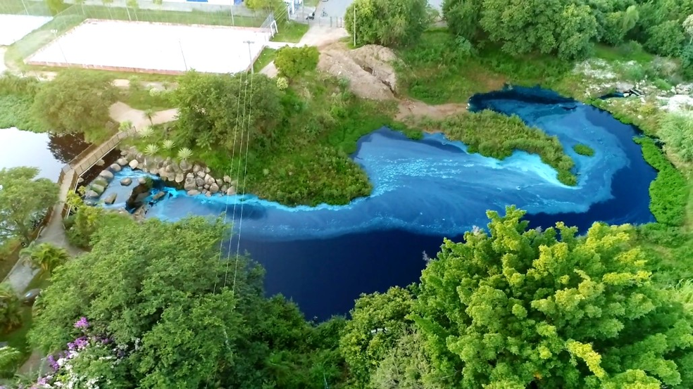 Imagens de drone mostram córrego azul após carreta bater em poste e derramar corante em Jundiaí (SP) — Foto: Régis Rosa/TV TEM