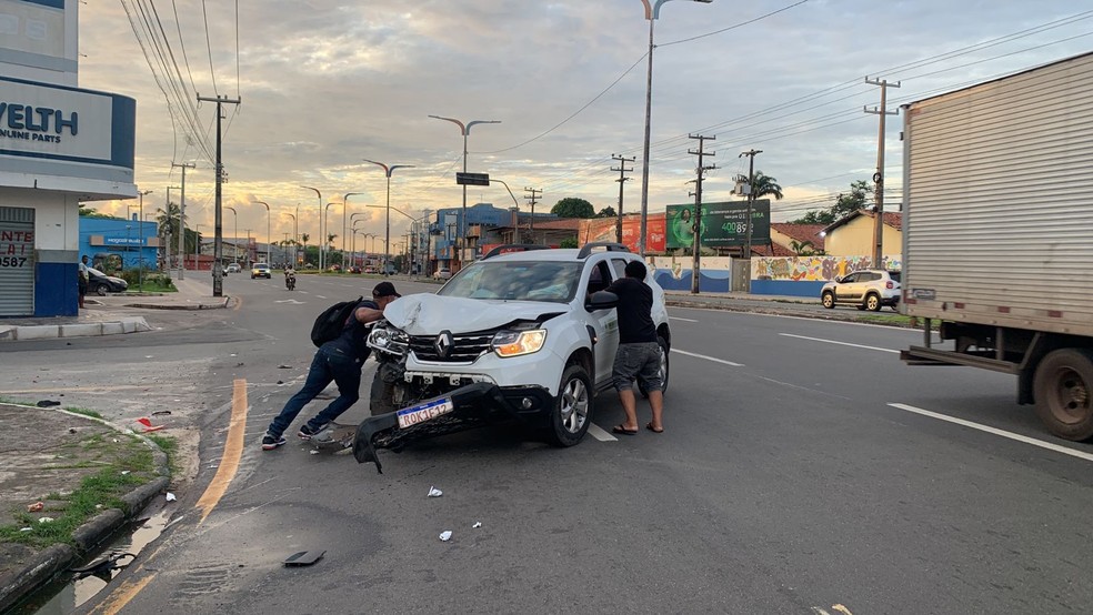Motorista dá ré em van e causa acidente ao bater em táxi na Avenida Jerônimo de Albuquerque em São Luís — Foto: Nice Ribeiro/TV Mirante