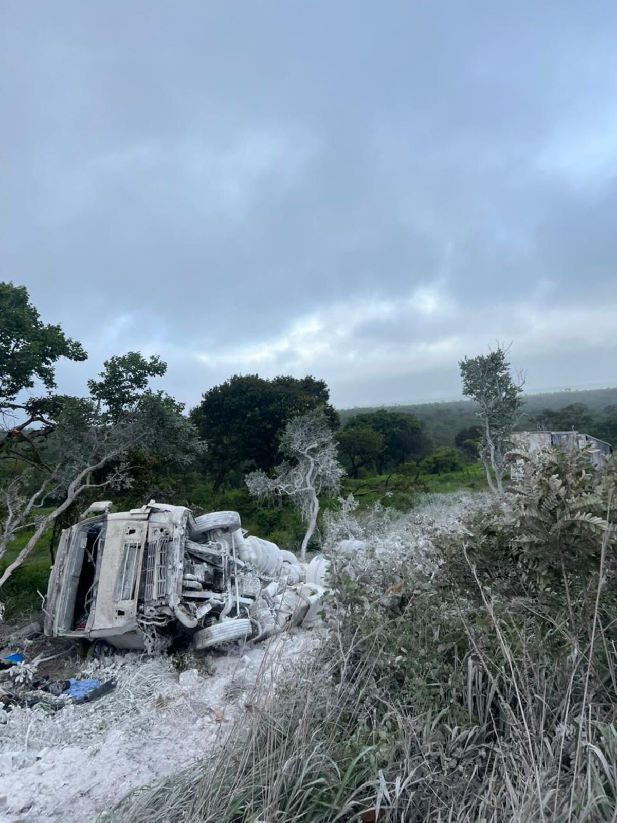 Motorista é socorrido pelo Samu com vários ferimentos após capotamento de carreta na BR-251