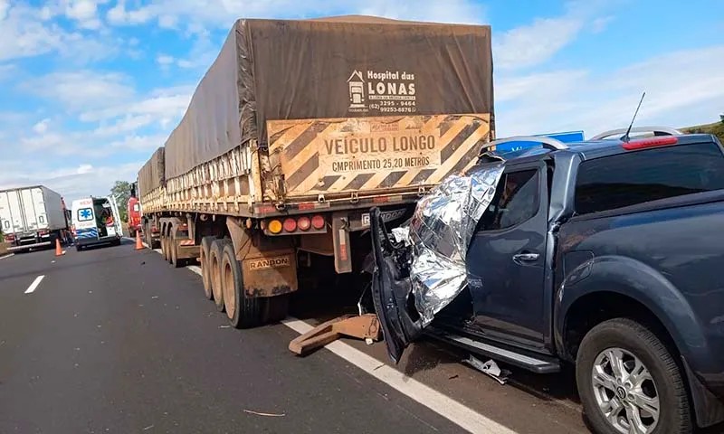 Motorista de caminhonete morre após batida contra carreta na Raposo Tavares em Palmital