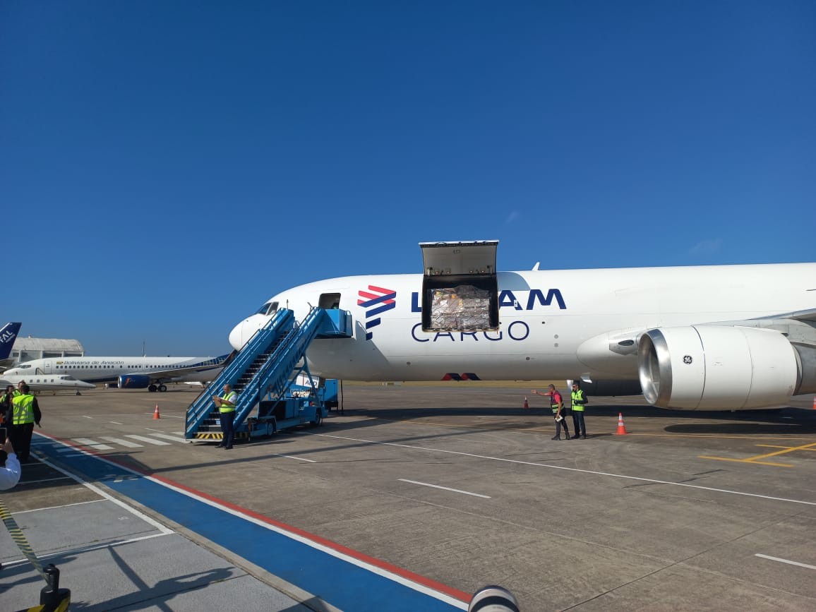 Com voos de carga há um ano, rota entre aeroporto de São José e EUA já transportou 1,6 mil toneladas de produtos