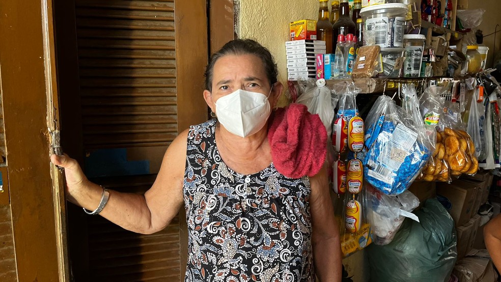 Maria de Fátima, que mora próximo ao Parque do Cocó, está usando uma máscara para amenizar a inalação da fumaça. — Foto: Isaac Macêdo/ SVM