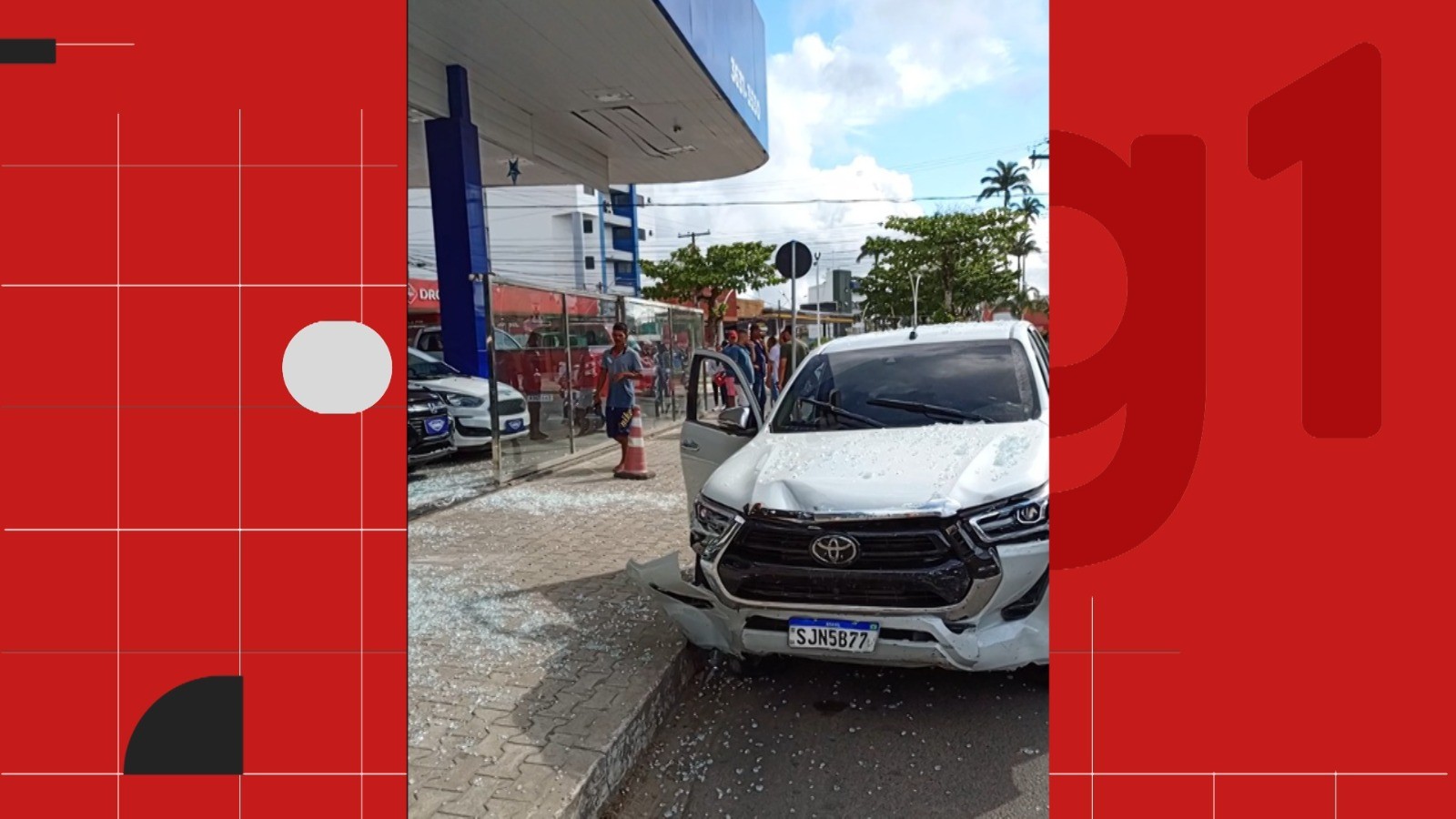 Caminhonete invade concessionária e atinge carros e vidraça em Santo Antônio de Jesus