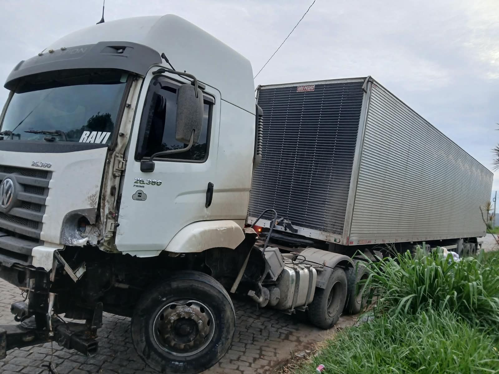 Motorista morre após caminhonete aquaplanar e bater de frente com caminhão na MG-050