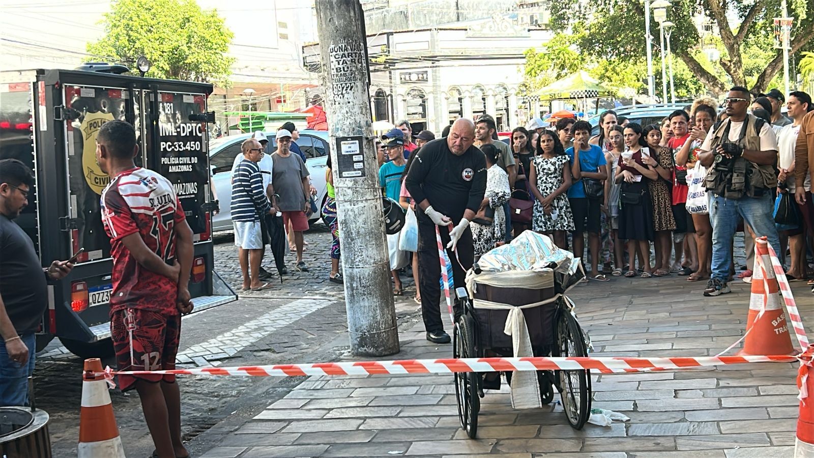 Neto é preso ao andar com corpo do avô em cadeira de rodas para pedir dinheiro em Manaus; VÍDEO