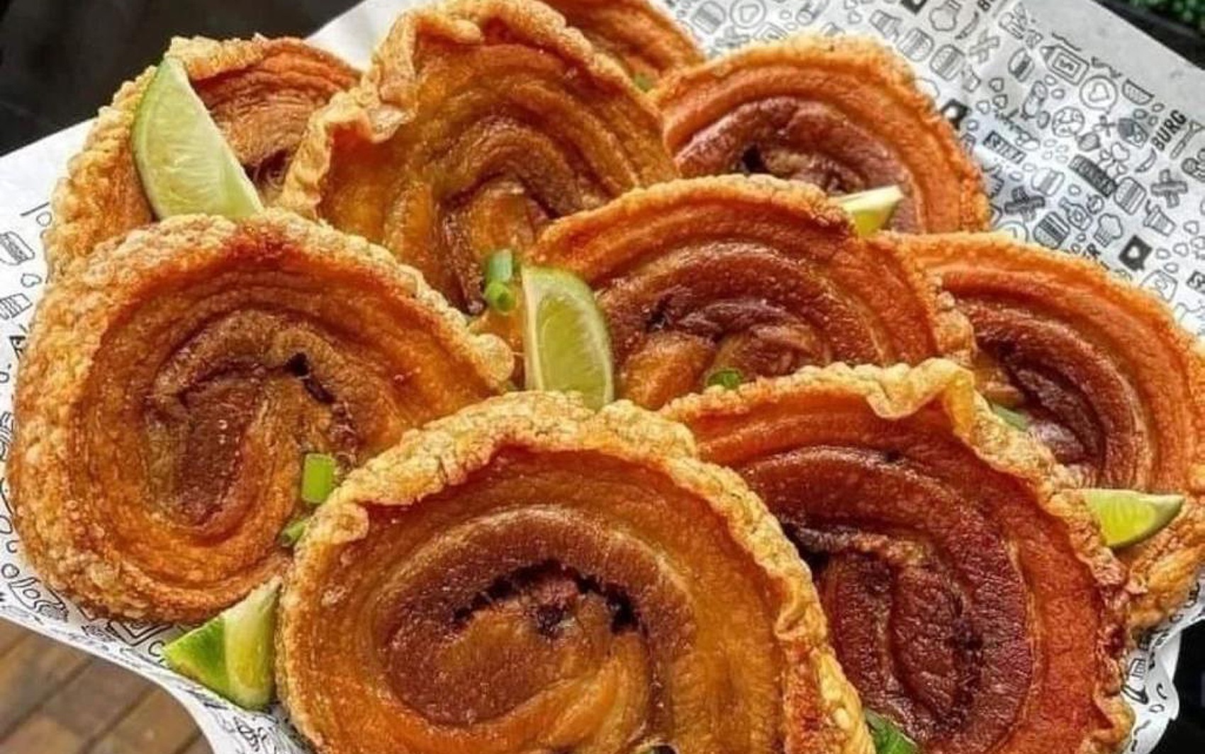Festival tenta bater recorde com fritada de mais de uma tonelada de torresmo em Juiz de Fora; saiba tudo sobre data, atrações e pratos