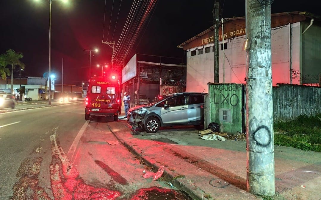 Motorista bate carro em poste logo após sair de posto de combustíveis, em Caraguatatuba