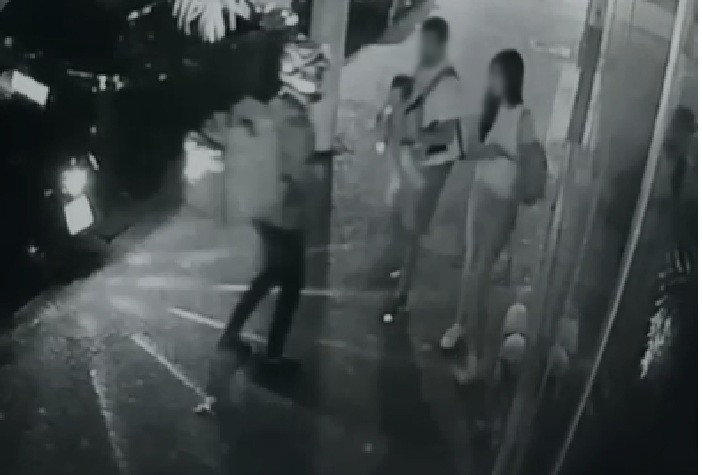 VÍDEO: Casal com bebê de colo é rendido por falso entregador durante assalto em Pinheiros, Zona Oeste de SP