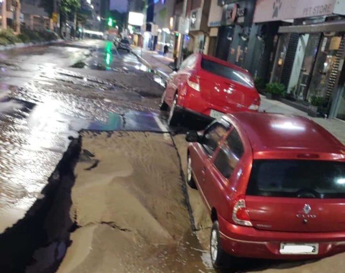 Carros são 'engolidos' por cratera após adutora romper na área central de Balneário Camboriú