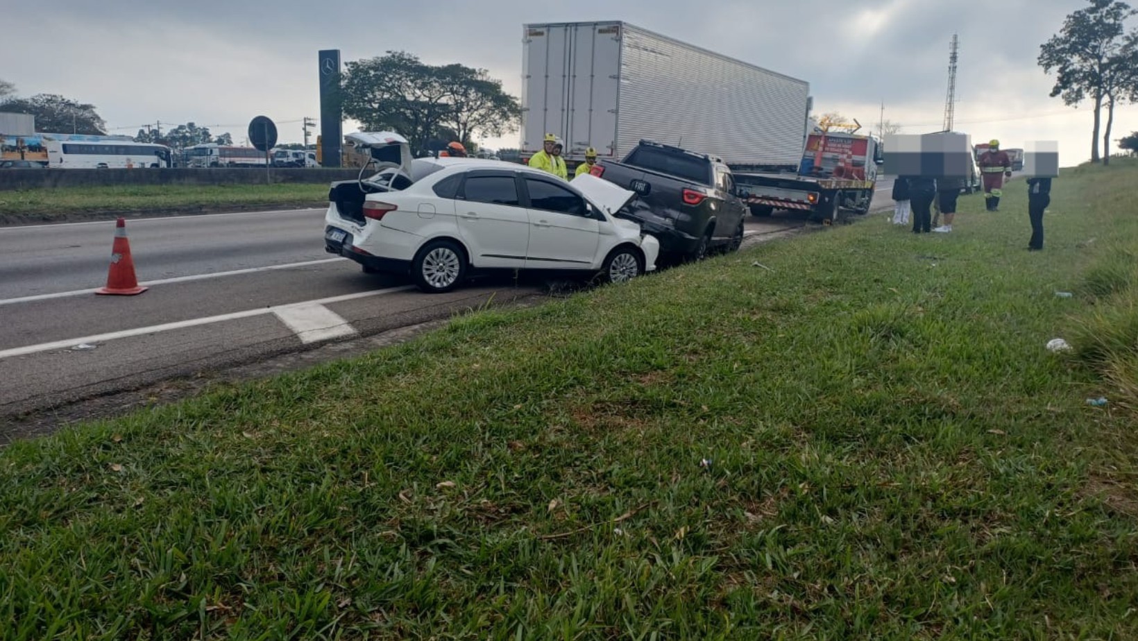 Engavetamento de veículos causa interdição de marginal da Dutra em São José dos Campos