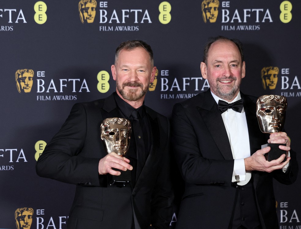 Lee Sandales e Nathan Crowley, vencedores do BAFTA de Design de Produção por "Wicked", posam com o prêmio — Foto: Isabel Infantes/Reuters