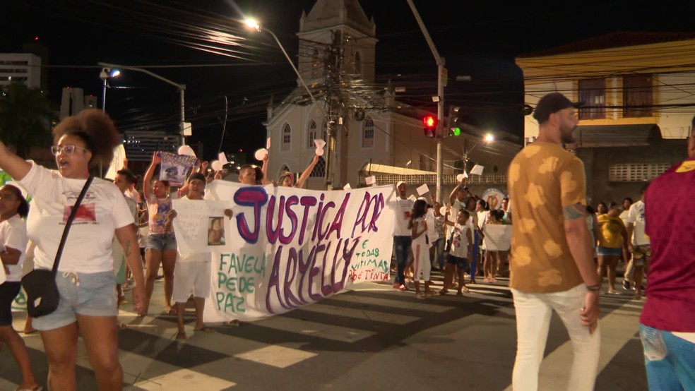 Moradores do Pina em protesto que pediu justiça por morte de menina de 1 ano em tiroteio  — Foto: Reprodução/TV Globo