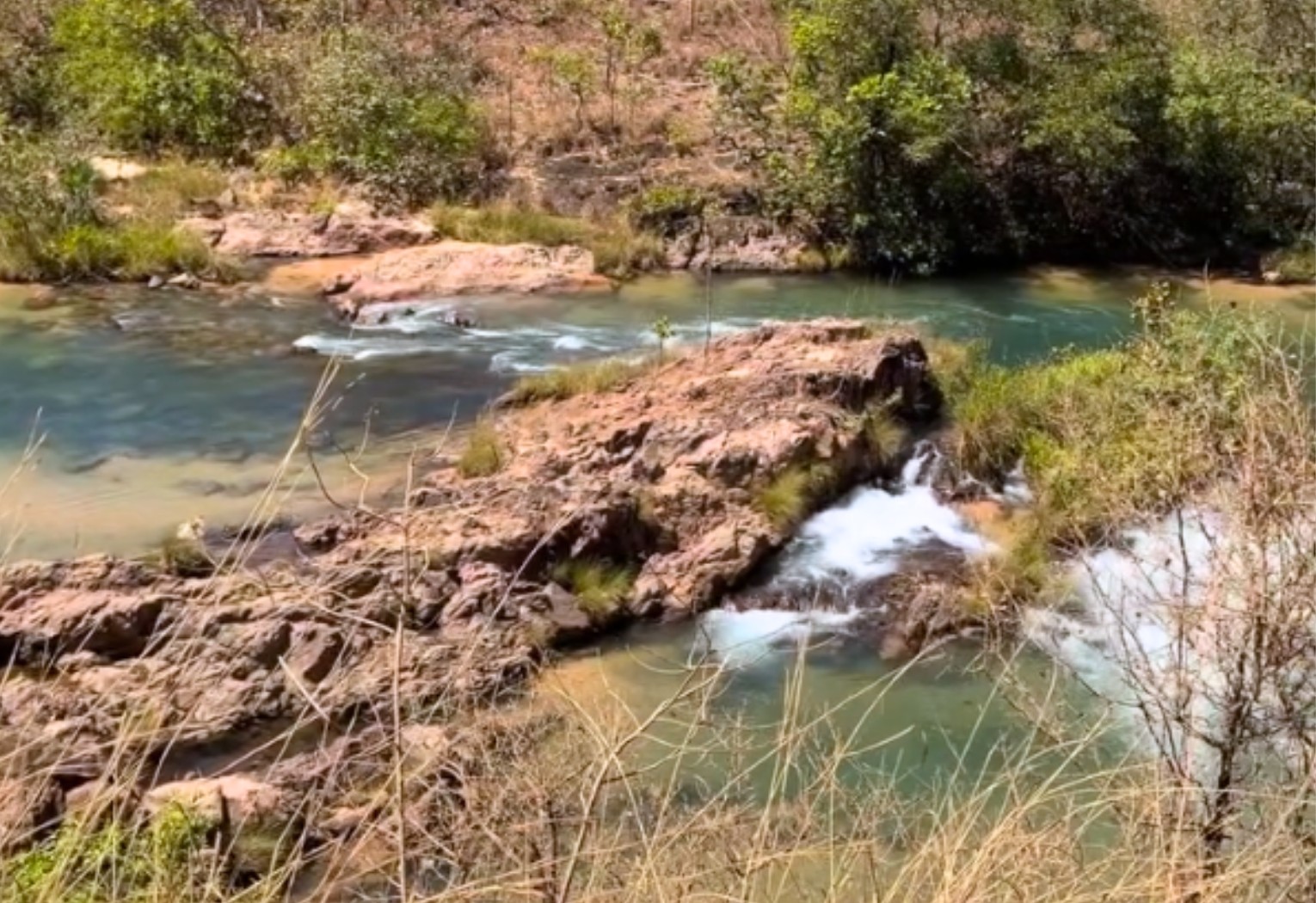 Em expedição pelas Serras Gerais, casal se surpreende com transparência de rio e compara cenário à Patagônia