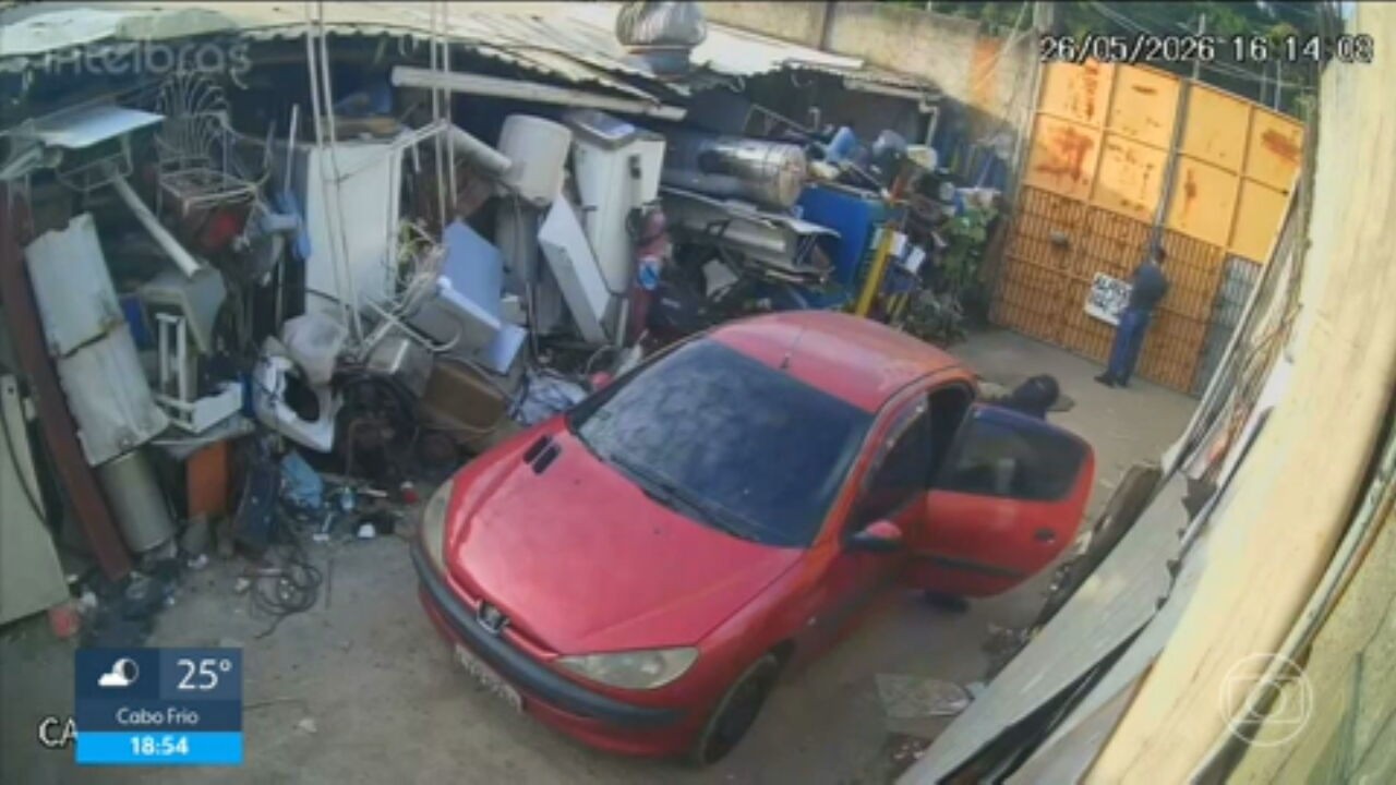 Entregador morto: vídeo mostra PMs de descaracterizados em ferro-velho | G1