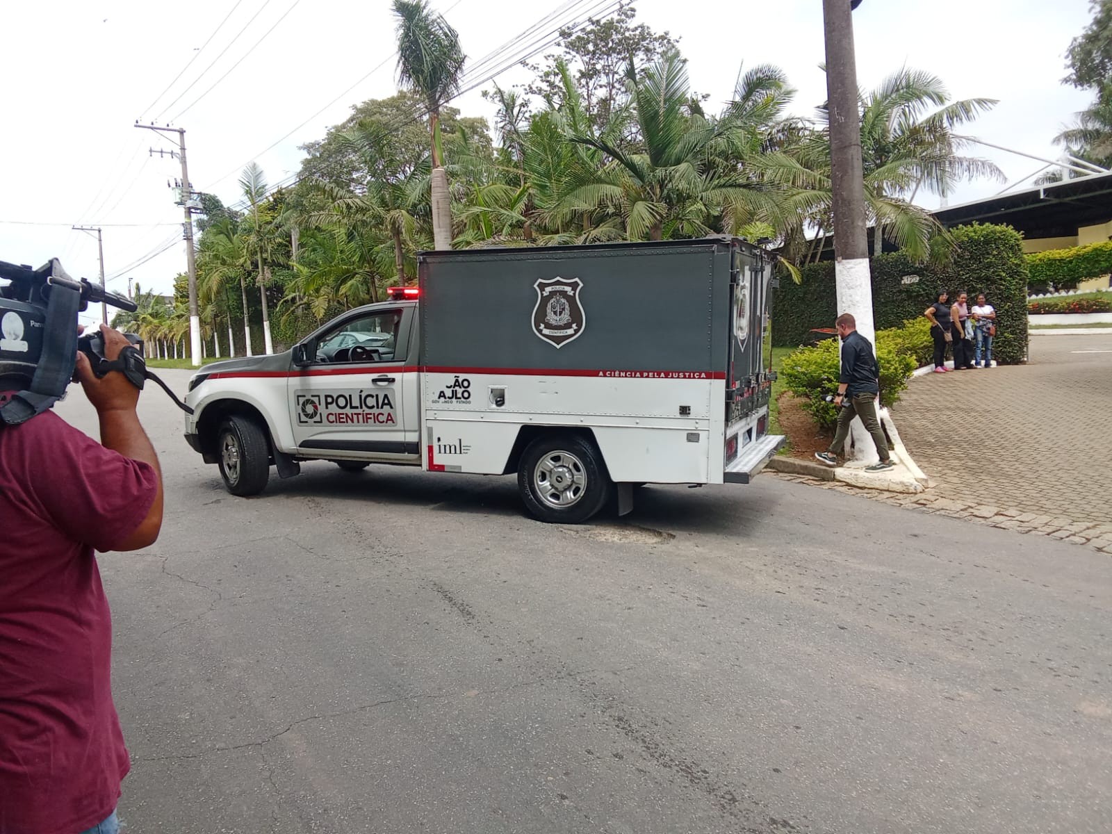 Corpo de soldado da PM encontrada morta com tiro na cabeça é exumado em cemitério da Grande SP