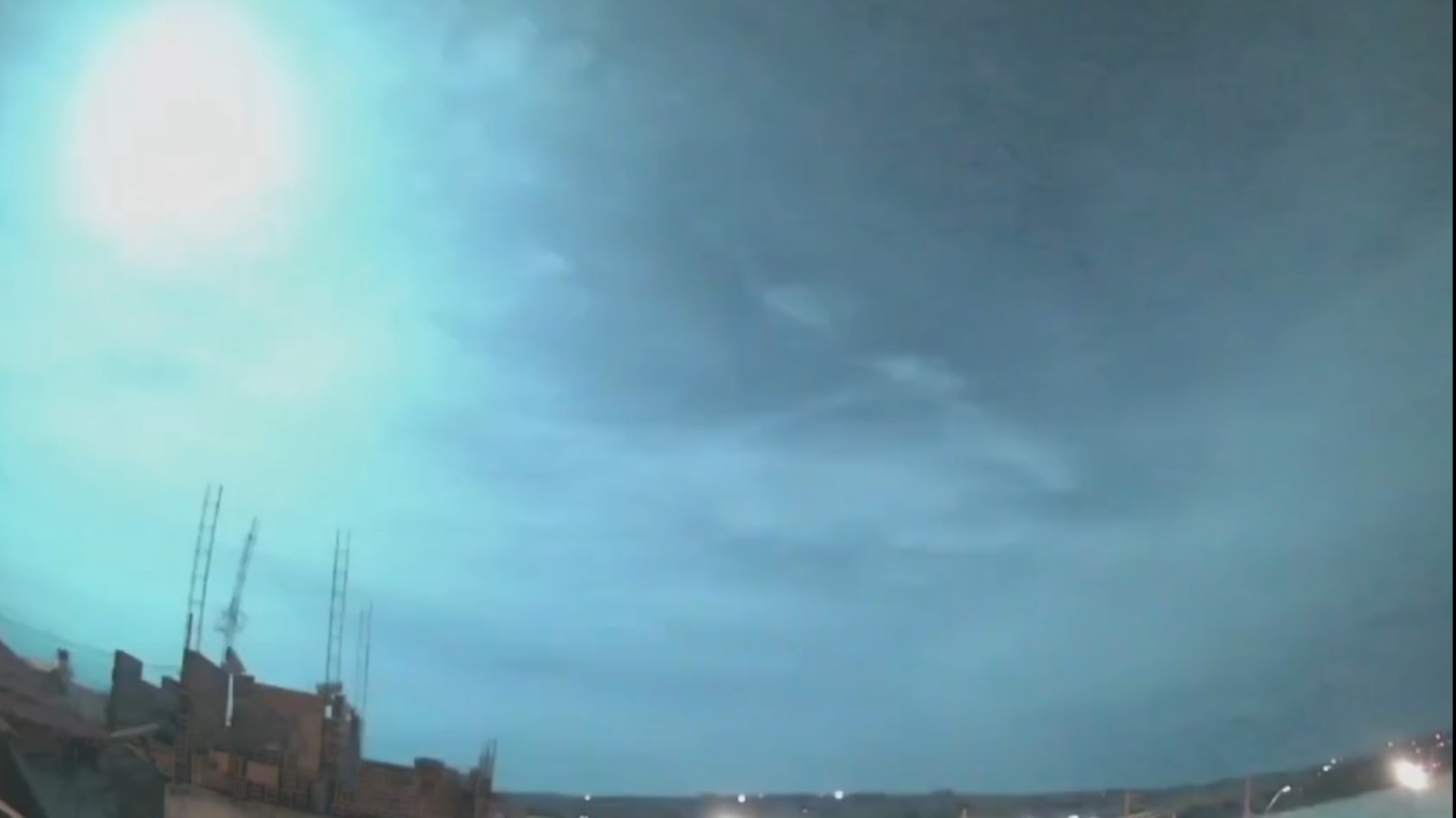 VÍDEO: Meteoro causa clarão de 5 segundos no céu de MG