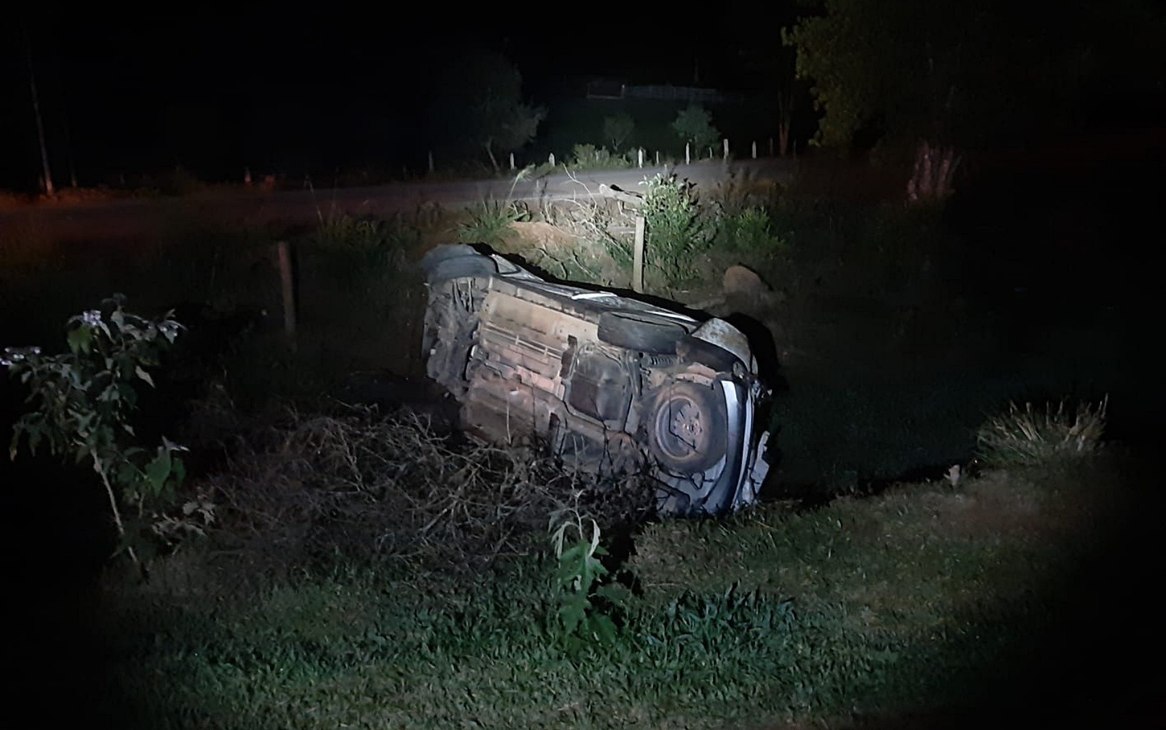 Homem morre e duas pessoas ficam feridas após carro capotar na MG-456