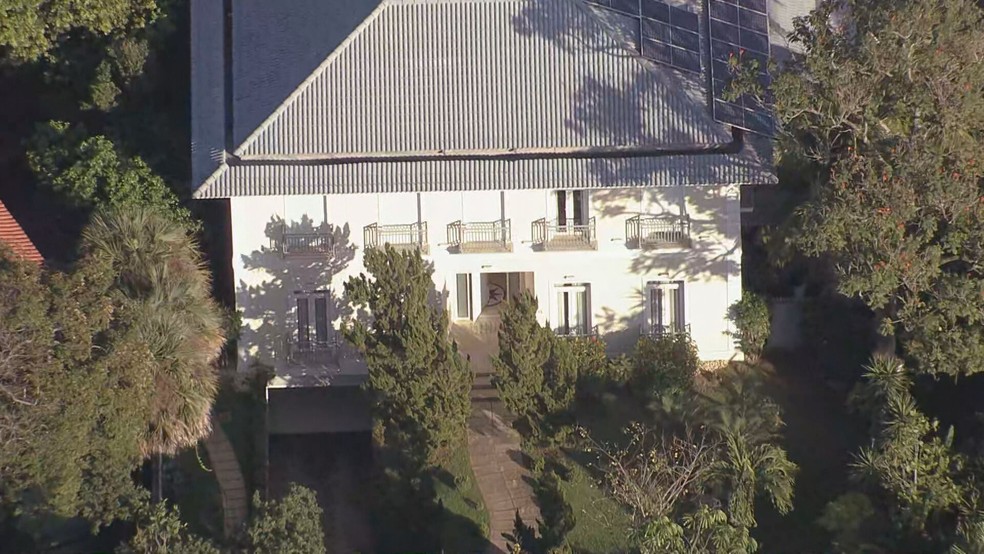 Agentes da Polícia Federal cumprem buscas na casa do deputado federal Ricardo Abrahão, na Barra da Tijuca — Foto: Reprodução / TV Globo