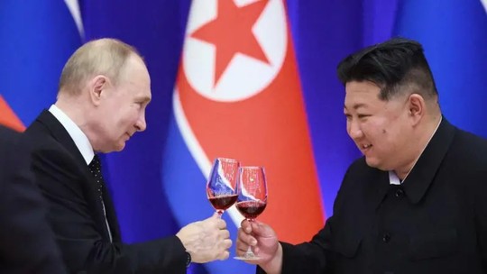 Parlamento da Rússia confirma acordo de ajuda militar com a Coreia do Norte - Foto: (AFP via BBC)