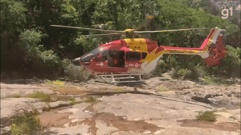 VÍDEO: helicóptero do Corpo de Bombeiros resgata homem que caiu de cachoeira em MG