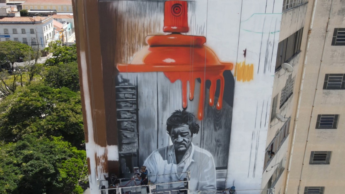 Kobra pinta mural em homenagem ao artista ituano Almeida Júnior em edifício de Itu