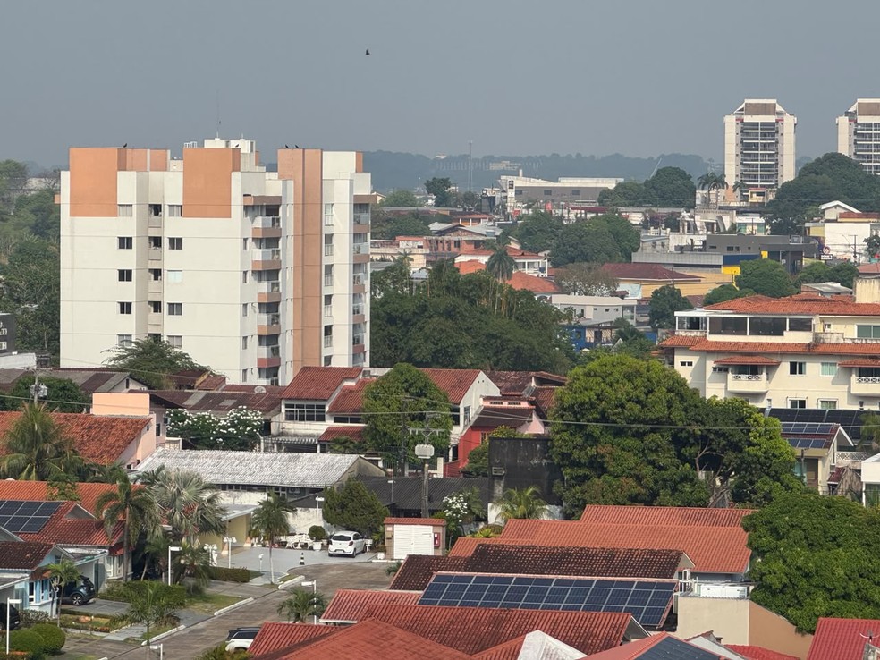 Queimadas fazem Manaus amanhecer encoberta de fumaça pelo 2º dia seguido — Foto: Sérgio de Andrade